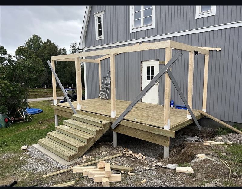 Trallen lagd och pelarna resta med bärlina på plats, innan taket kom upp