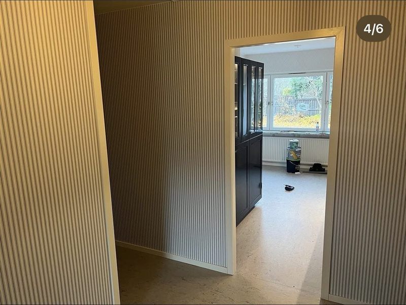 Nya vita innerdörrar och foder mellan hall och vardagsrum i samma lägenhet