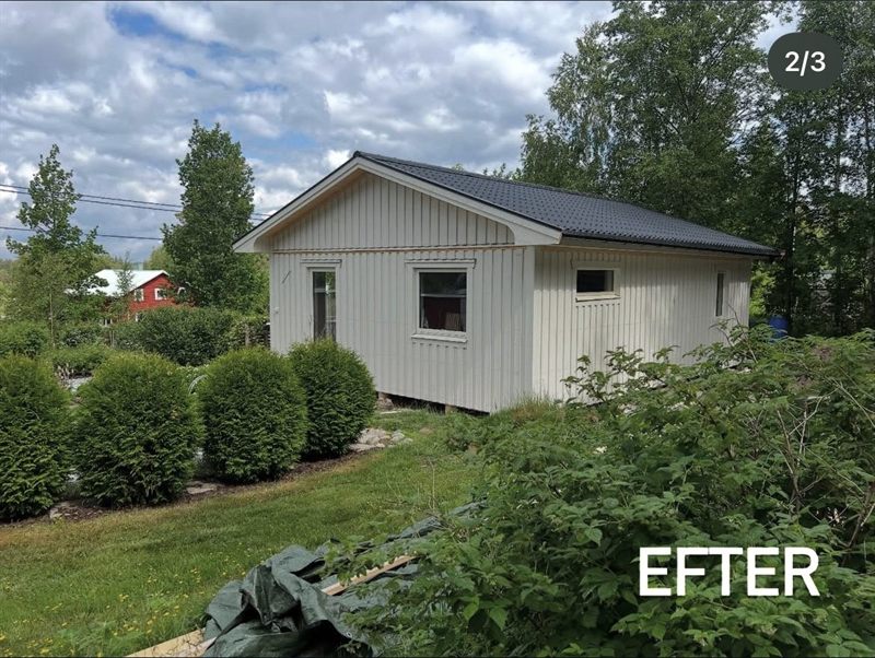 Samma sommarstuga efter totalrenoveringen med ny ljus panel och nytt tak
