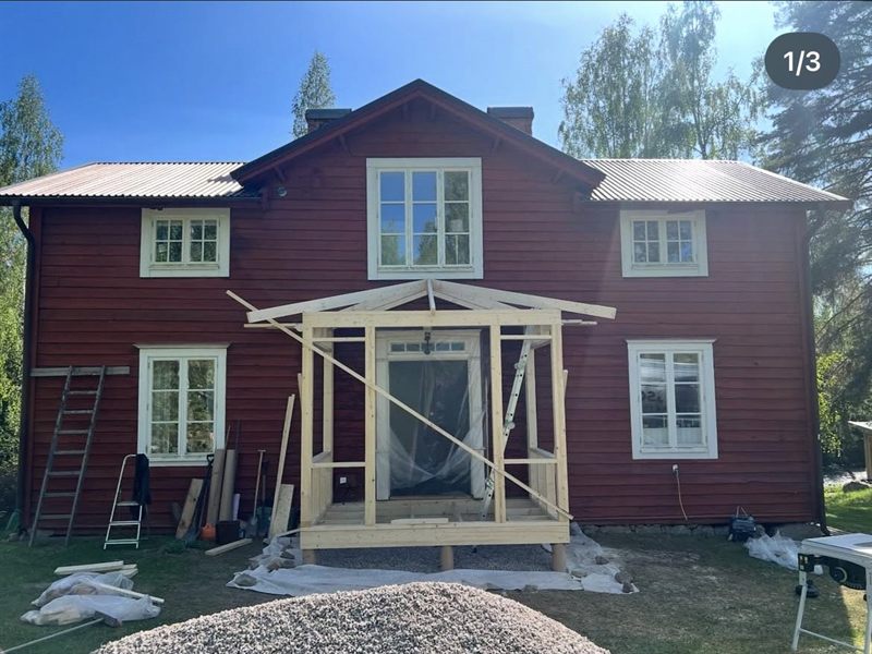 Stommen till glasverandan rest mot torpet, med tak på plats