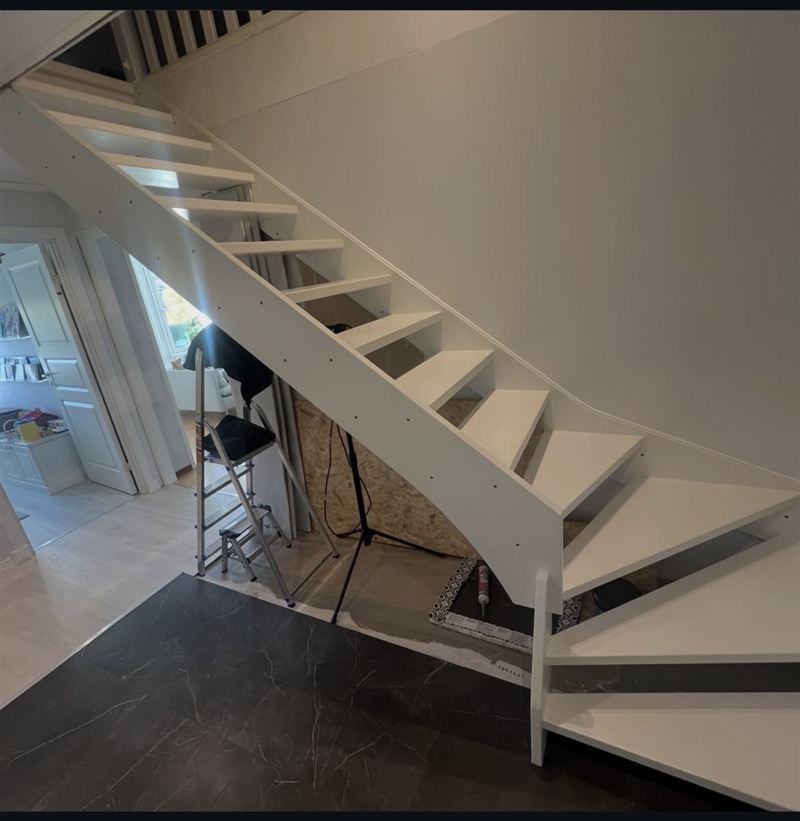 Trappan under byggnation med öppna steg, utan sparkbrädor och räcke