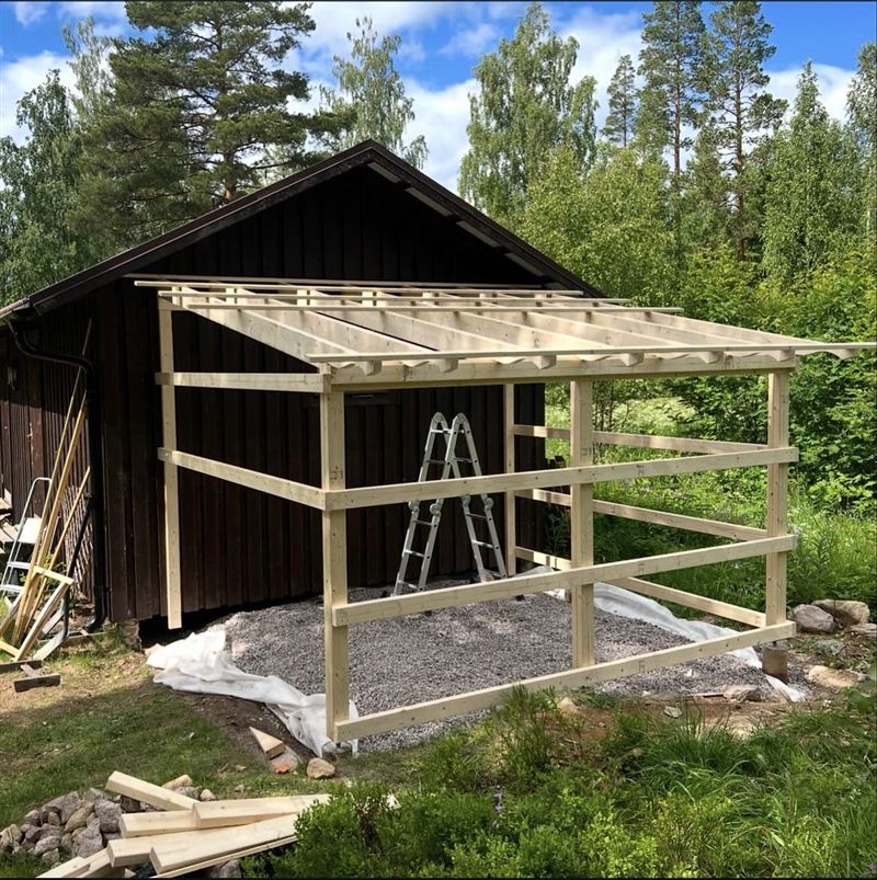 Rest stomme till vedbod byggd mot befintlig byggnad, på gjuten grusbädd