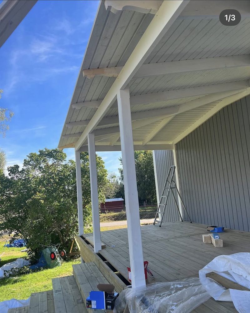 Verandan med nytt vitmålat undertak och bärande pelare, sett utifrån